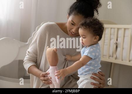 Une maman afro-américaine aimante joue avec sa petite fille Banque D'Images