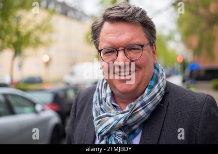 Munich, Allemagne. 06e mai 2021. L'artiste de cabaret Helmut Schleich, photographié dans le quartier de Schwabing. Credit: Peter Kneffel/dpa/Alay Live News Banque D'Images