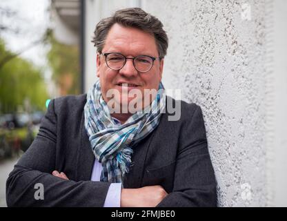 Munich, Allemagne. 06e mai 2021. L'artiste de cabaret Helmut Schleich, photographié dans le quartier de Schwabing. Credit: Peter Kneffel/dpa/Alay Live News Banque D'Images