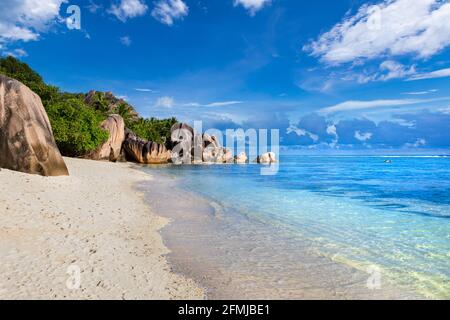 Destination vacances d'été à la plage, Anse Source d'argent à la Digue Seychelles. Île tropicale paradisiaque dans l'océan Indien avec blanc immaculé Banque D'Images