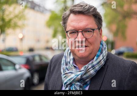 Munich, Allemagne. 06e mai 2021. L'artiste de cabaret Helmut Schleich, photographié dans le quartier de Schwabing. Credit: Peter Kneffel/dpa/Alay Live News Banque D'Images