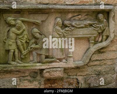 Jésus pris de la croix et de l'entombment, bas relief, Calvaire de Guéhenno, Morbihan, Bretagne, France. Banque D'Images