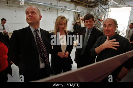 William Hague avec sa femme Ffion sont montrés autour d'un Définir l'atelier par Chris Clark lors de leur visite à Elstree studios à Borehamwood Banque D'Images
