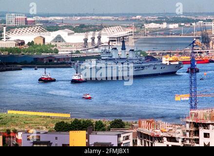 Le porte-avion HMS invincible juillet 2000 naviguant vers le haut de la Tamise Banque D'Images