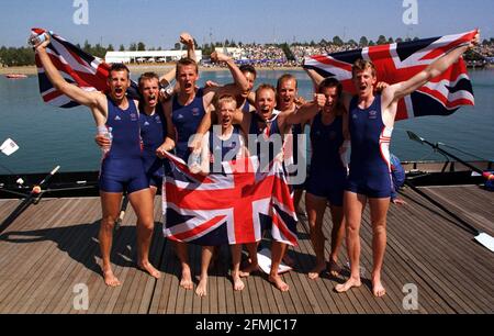 JEUX OLYMPIQUES DE SYDNEY 2000. HOMMES HUIT FINAL 24/9/2000. COX ROWLEY DOUGLAS, STEVE TRAPMORE, FRED SCARLETT, KIERAN WEST, LUKA GRUBOR, LOUIS ATTRILL, SIMON DENNIS, BEN HUNT-DAVIS ET ANDREW LINDSAY APRÈS AVOIR GAGNÉ L'OR. PHOTO DAVID ASHDOWN. Banque D'Images