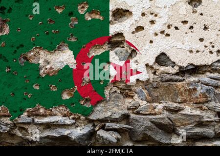 Concept de la situation politique en Algérie avec un drapeau peint endommagé sur un mur fissuré avec des trous. Illustration 3D. Rendu 3D Banque D'Images