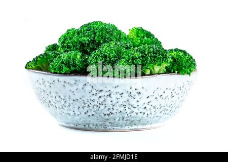 Brocoli dans un bol, vue latérale, isolé sur fond blanc. Bouillies de brocoli, un repas végétalien de détox sain Banque D'Images