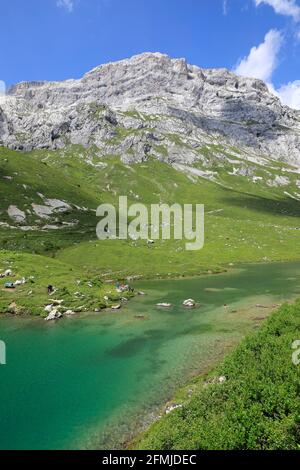 Lac alpin de Partnunsee près de Sankt Antönien dans les alpes suisses, Grisons, Suisse 2020 Banque D'Images