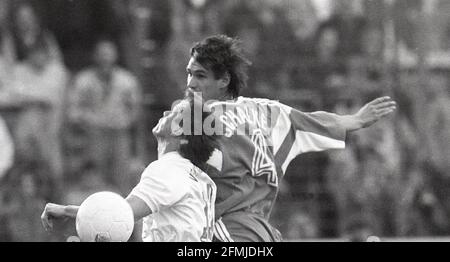 FIROO: Fuvuball: Football: Saison 1989/1990 2ème Bundesliga 17.05.1990 VfL Osnabrvºck - FC Schalke 04 3: 1 duels, Michael Prus | utilisation dans le monde entier Banque D'Images