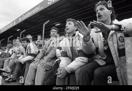 FIROO: Fuvuball: Football: Saison 1989/1990 2ème Bundesliga 17.05.1990 VfL Osnabrvºck - FC Schalke 04 3: 1 de gauche à droite: Gvºnter Eichberg, co-entraîneur Klaus Fischer et Peter Neururer sur la banque de coachs. | utilisation dans le monde entier Banque D'Images