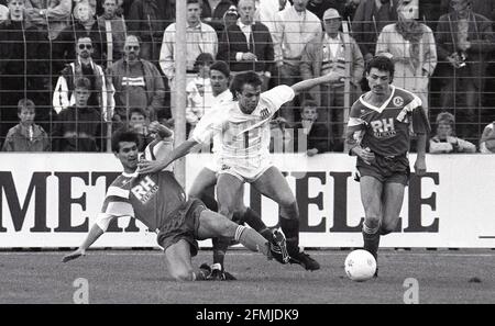 FIROO: Fuvuball: Football: Saison 1989/1990 2ème Bundesliga 17.05.1990 VfL Osnabrück - FC Schalke 04 3: 1 duels, Egon Flad gauche Bealid Rachbi | utilisation dans le monde entier Banque D'Images