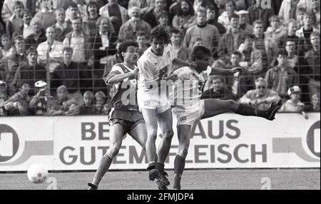 Firo: Fuvuball: Football: Saison 1989/1990 2ème Bundesliga 17.05.1990 VfL Osnabrück - FC Schalke 04 3: 1 duels, Rachid Biebi, gauche contre Heikko glv? De et Ralf Heskamp | utilisation dans le monde entier Banque D'Images