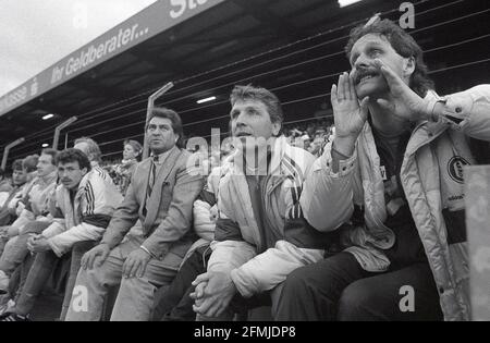 FIROO: Fuvuball: Football: Saison 1989/1990 2ème Bundesliga 17.05.1990 VfL Osnabrvºck - FC Schalke 04 3: 1 de gauche à droite: Gvºnter Eichberg, co-entraîneur Klaus Fischer et Peter Neururer sur la banque de coachs. | utilisation dans le monde entier Banque D'Images