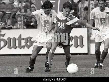 Firo: Fuvuball: Football: Saison 1989/1990 2ème Bundesliga 17.05.1990 VfL Osnabrvºck - FC Schalke 04 3: 1 duels Peter Sendscheid versus Heikko glv? de | utilisation dans le monde entier Banque D'Images