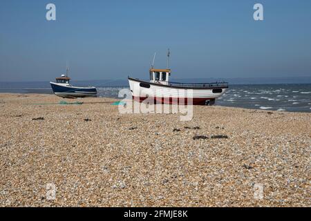 bateaux de pêche sur la vaste plage de galets de dungeness kent Banque D'Images