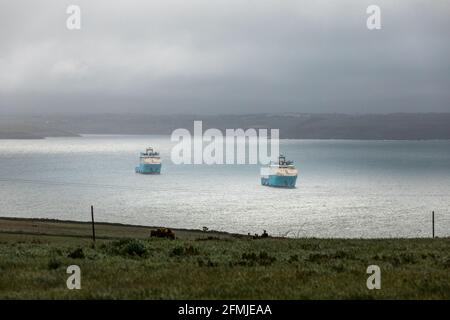 Bullins Bay, Old Head of Kinsale, Cork, Irlande. 18 avril 2021. Les navires de ravitaillement en mer Danois Maersk Mariner et Maersk Maker sont à l'ancre au large de la baie de Bullins, près de l'Old Head of Kinsale, Co. Cork. Les remorqueurs servent de navires d'approvisionnement pour l'obturation et la désaffectation du champ de gaz de Kinsale au large de la côte. - Credit David Creedon / Alamy Live News Banque D'Images