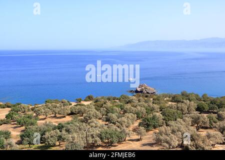 Vue sur un camping en direction de Latchi et Polis et des montagnes Troodos, péninsule d'Akamas à Chypre. Banque D'Images