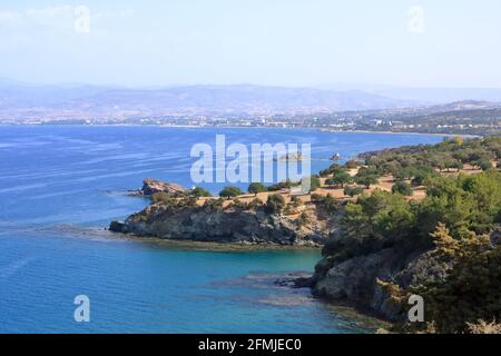 Vue sur un camping en direction de Latchi et Polis et des montagnes Troodos, péninsule d'Akamas à Chypre. Banque D'Images