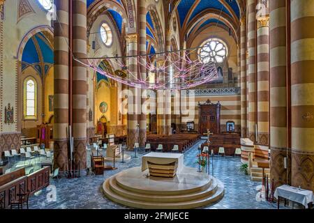 Vue intérieure de la cathédrale San Lorenzo alias Duomo à Alba - petite ville du Piémont, Italie. Banque D'Images