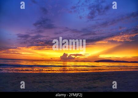 Magnifique paysage de mer calme avec un coucher de soleil doré à couper le souffle arrière-plan Banque D'Images