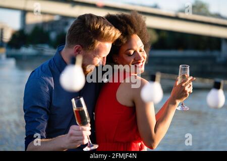 Vacances d'été et concept de datation. Couple romantique heureux amoureux encadre avec du champagne Banque D'Images