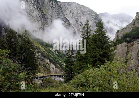 Vue vers le nord sur la sombre gorge de Schollenen, qui fait partie du col de St Gotthard dans le canton d'Uri, en Suisse Banque D'Images