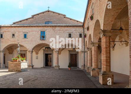 Cour intérieure de la Chiesa Sant'Ubaldo à Gubbio, Ombrie Banque D'Images