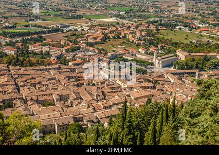 Vue panoramique sur le centre-ville de Gubbio, Ombrie, Italie Banque D'Images