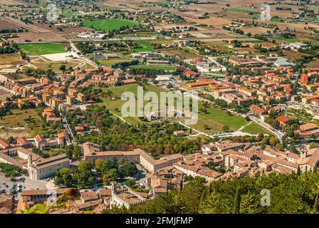 Vue panoramique sur le centre-ville de Gubbio, Ombrie, Italie Banque D'Images