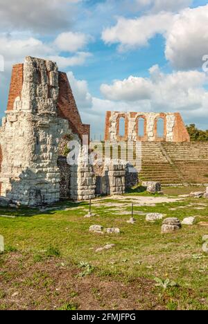 Ruines anciennes de l'amphithéâtre de Gubbio, Ombrie, Italie Banque D'Images