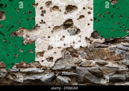 Concept de la situation politique au Nigeria avec un drapeau peint endommagé sur un mur fissuré avec des trous. Illustration 3D. Rendu 3D Banque D'Images