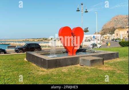 Promenade de bord de mer de Terrasini avec installation coeur brisé, province de Palerme, Sicile, Italie Banque D'Images