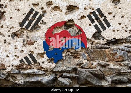 Concept de la situation politique en Corée du Sud avec un drapeau peint endommagé sur un mur fissuré avec des trous. Illustration 3D. Rendu 3D Banque D'Images