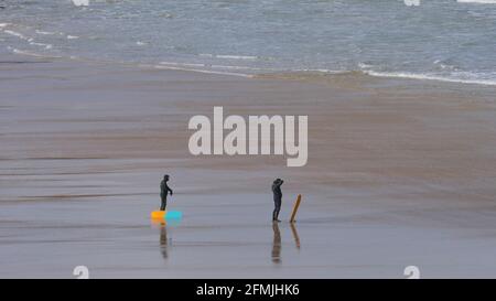 Polzeath, Cornwall, Royaume-Uni. 10 mai 2021. Météo Royaume-Uni. Temps mitigé ce matin à Polzeath. Avec le soleil, des averses brutales, et un vent vif. Crédit Simon Maycock / Alamy Live News. Banque D'Images