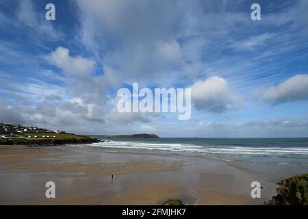 Polzeath, Cornwall, Royaume-Uni. 10 mai 2021. Météo Royaume-Uni. Temps mitigé ce matin à Polzeath. Avec le soleil, des averses brutales, et un vent vif. Crédit Simon Maycock / Alamy Live News. Banque D'Images