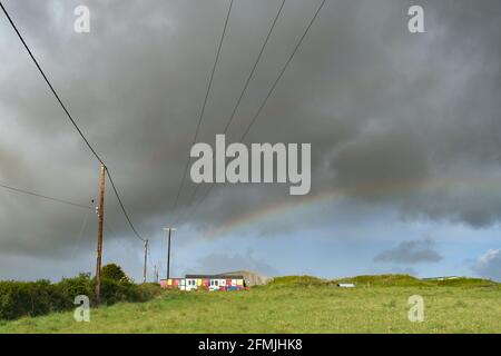 Polzeath, Cornwall, Royaume-Uni. 10 mai 2021. Météo Royaume-Uni. Temps mitigé ce matin à Polzeath. Avec le soleil, des averses brutales, et un vent vif. Crédit Simon Maycock / Alamy Live News. Banque D'Images