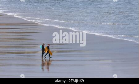 Polzeath, Cornwall, Royaume-Uni. 10 mai 2021. Météo Royaume-Uni. Temps mitigé ce matin à Polzeath. Avec le soleil, des averses brutales, et un vent vif. Crédit Simon Maycock / Alamy Live News. Banque D'Images