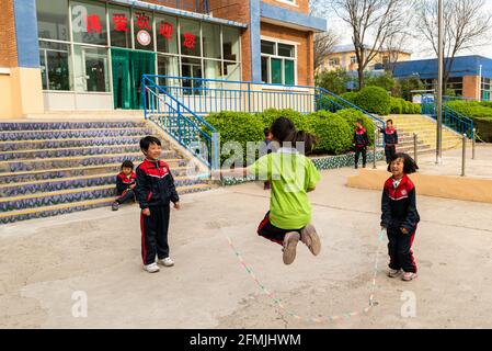 Corde de saut étudiant pendant leur séjour à l'école Boai à Shanxi, en Chine Banque D'Images