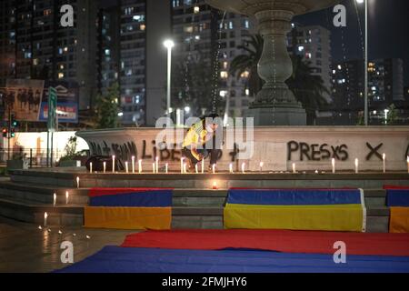 Santiago du Chili, Chili. 08 mai 2021. Un manifestant allume des bougies en solidarité avec son pays pendant la manifestation. Les résidents colombiens du chili protestent en solidarité avec leur pays et contre le gouvernement d'Ivan Duque, les abus politiques et la répression, depuis le 28 avril une réforme fiscale a été annoncée pour atténuer la crise économique du pays. Les manifestations en Colombie ont fait au moins 47 morts et plus de 900 blessés. (Photo de Vanessa Rubilar/SOPA Images/Sipa USA) crédit: SIPA USA/Alay Live News Banque D'Images