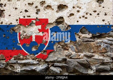 Concept de la situation politique en Slovaquie avec un drapeau peint endommagé sur un mur fissuré avec des trous. Illustration 3D. Rendu 3D Banque D'Images