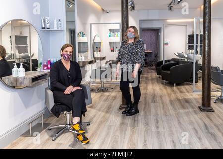 Bandon, West Cork, Irlande. 10 mai 2021. Coiffeurs, coiffeurs et salons de Beauté rouverte ce matin, à mesure que les restrictions COVID-19 ont été levées. La préparation du salon de coiffure « Hair by Sinéad » pour le premier client était la propriétaire d'entreprise Sinéad Seaman et son employé Lydia. Crédit : AG News/Alay Live News Banque D'Images