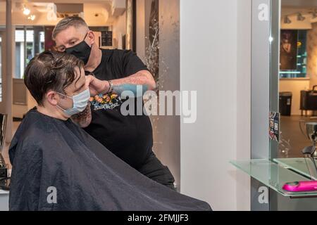 Bandon, West Cork, Irlande. 10 mai 2021. Coiffeurs, coiffeurs et salons de Beauté rouverte ce matin, à mesure que les restrictions COVID-19 ont été levées. Wayne Lloyd, propriétaire de Wayne Lloyd Hair, salon, Bandon, est photographié en coupant les cheveux de Stephen Solberg. Crédit : AG News/Alay Live News Banque D'Images