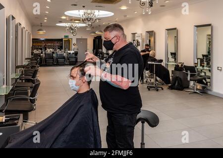 Bandon, West Cork, Irlande. 10 mai 2021. Coiffeurs, coiffeurs et salons de Beauté rouverte ce matin, à mesure que les restrictions COVID-19 ont été levées. Wayne Lloyd, propriétaire de Wayne Lloyd Hair, salon, Bandon, est photographié en coupant les cheveux de Stephen Solberg. Crédit : AG News/Alay Live News Banque D'Images