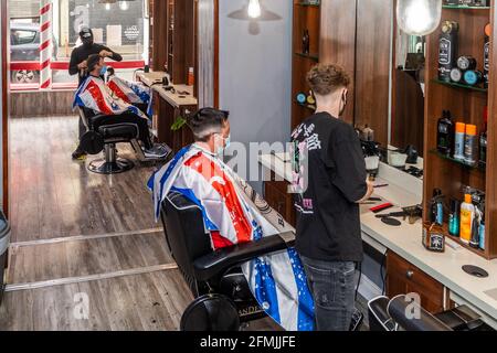 Bandon, West Cork, Irlande. 10 mai 2021. Coiffeurs, coiffeurs et salons de Beauté rouverte ce matin, à mesure que les restrictions COVID-19 ont été levées. Le salon de coiffure Diós de Bandon était très fréquenté dès le début de la matinée. Crédit : AG News/Alay Live News Banque D'Images