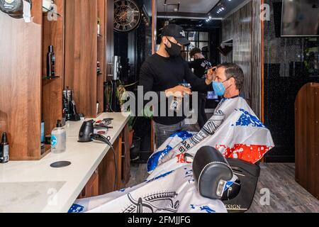 Bandon, West Cork, Irlande. 10 mai 2021. Coiffeurs, coiffeurs et salons de Beauté rouverte ce matin, à mesure que les restrictions COVID-19 ont été levées. Le salon de coiffure Diós de Bandon était très fréquenté dès le début de la matinée. Crédit : AG News/Alay Live News Banque D'Images