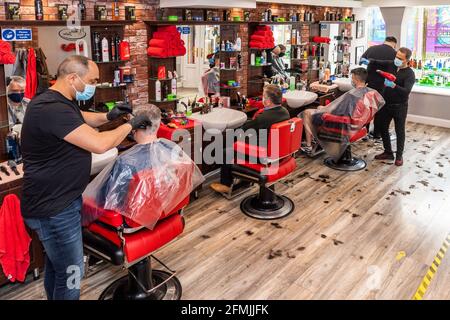 Bandon, West Cork, Irlande. 10 mai 2021. Coiffeurs, coiffeurs et salons de Beauté rouverte ce matin, à mesure que les restrictions COVID-19 ont été levées. Le salon de coiffure Golden Scissors de Bandon était très fréquenté dès le début de la matinée. Crédit : AG News/Alay Live News Banque D'Images