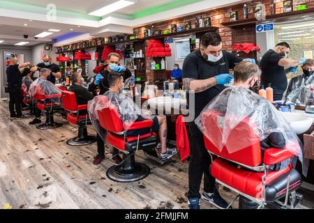 Bandon, West Cork, Irlande. 10 mai 2021. Coiffeurs, coiffeurs et salons de Beauté rouverte ce matin, à mesure que les restrictions COVID-19 ont été levées. Le salon de coiffure Golden Scissors de Bandon était très fréquenté dès le début de la matinée. Crédit : AG News/Alay Live News Banque D'Images