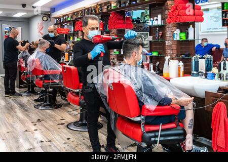 Bandon, West Cork, Irlande. 10 mai 2021. Coiffeurs, coiffeurs et salons de Beauté rouverte ce matin, à mesure que les restrictions COVID-19 ont été levées. Le salon de coiffure Golden Scissors de Bandon était très fréquenté dès le début de la matinée. Crédit : AG News/Alay Live News Banque D'Images