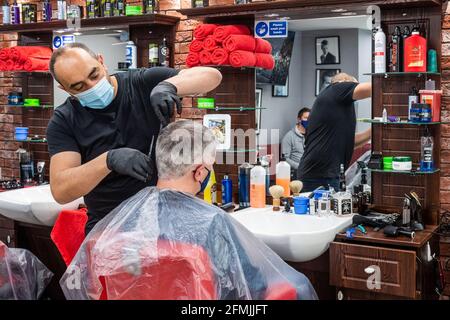 Bandon, West Cork, Irlande. 10 mai 2021. Coiffeurs, coiffeurs et salons de Beauté rouverte ce matin, à mesure que les restrictions COVID-19 ont été levées. Le salon de coiffure Golden Scissors de Bandon était très fréquenté dès le début de la matinée. Crédit : AG News/Alay Live News Banque D'Images