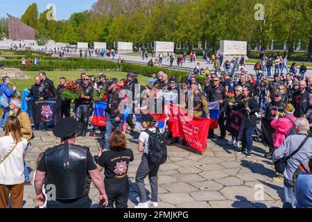 9 mai 2021, Berlin, au Mémorial de la guerre soviétique dans le parc Treptower (Treptower Ehrenmal), un mémorial et en même temps un cimetière militaire, de nombreux Russes et Allemands-Russes commémorent le 76e jour de la victoire à la fin de la Seconde Guerre mondiale avec de nombreux drapeaux colorés. Des membres de l'Org RussiaDeutsche Wolfe Allemagne sont également sur place. C'est une décharge de Aftertwolfe, un club de moto de Russie. Le mémorial a été érigé en 1949 sur les instructions de l'administration militaire soviétique en Allemagne pour honorer les soldats de l'Armée rouge qui sont morts pendant la Seconde Guerre mondiale Plus de 7000 des soldats qui m'ont tué Banque D'Images